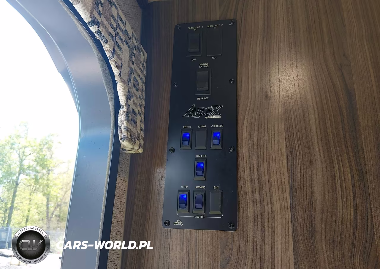 2018 Coachmen Ultrlite VIN:5ZT2CXLB5JF012549 - 7
