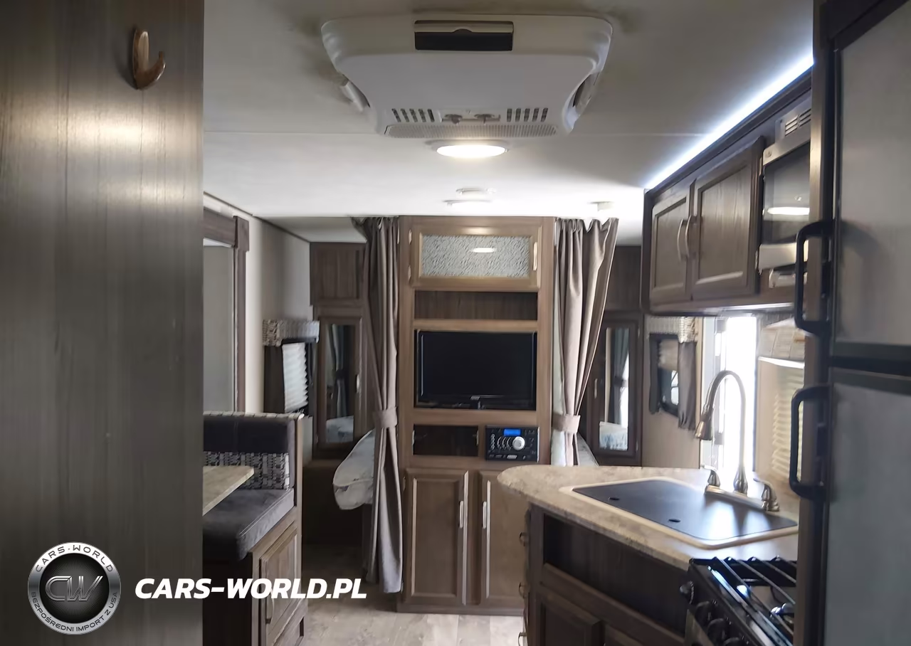 2018 Coachmen Ultrlite VIN:5ZT2CXLB5JF012549 - 8