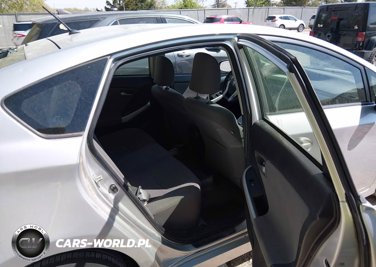 2013 Toyota Prius Two VIN:JTDKN3DU6D0351834 - 8