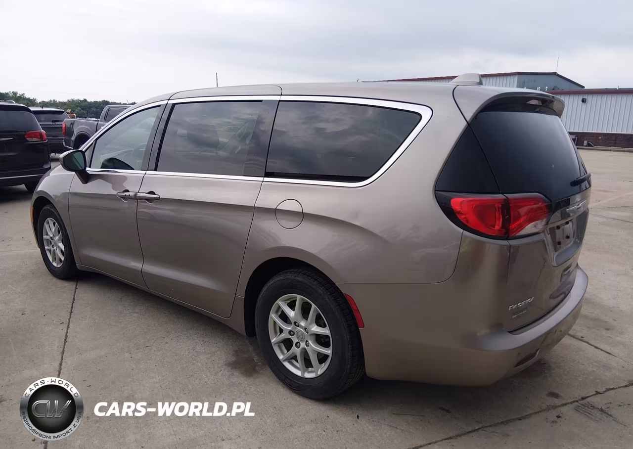 2017 Chrysler Pacifica Lx VIN:2C4RC1CG2HR655209 - 3