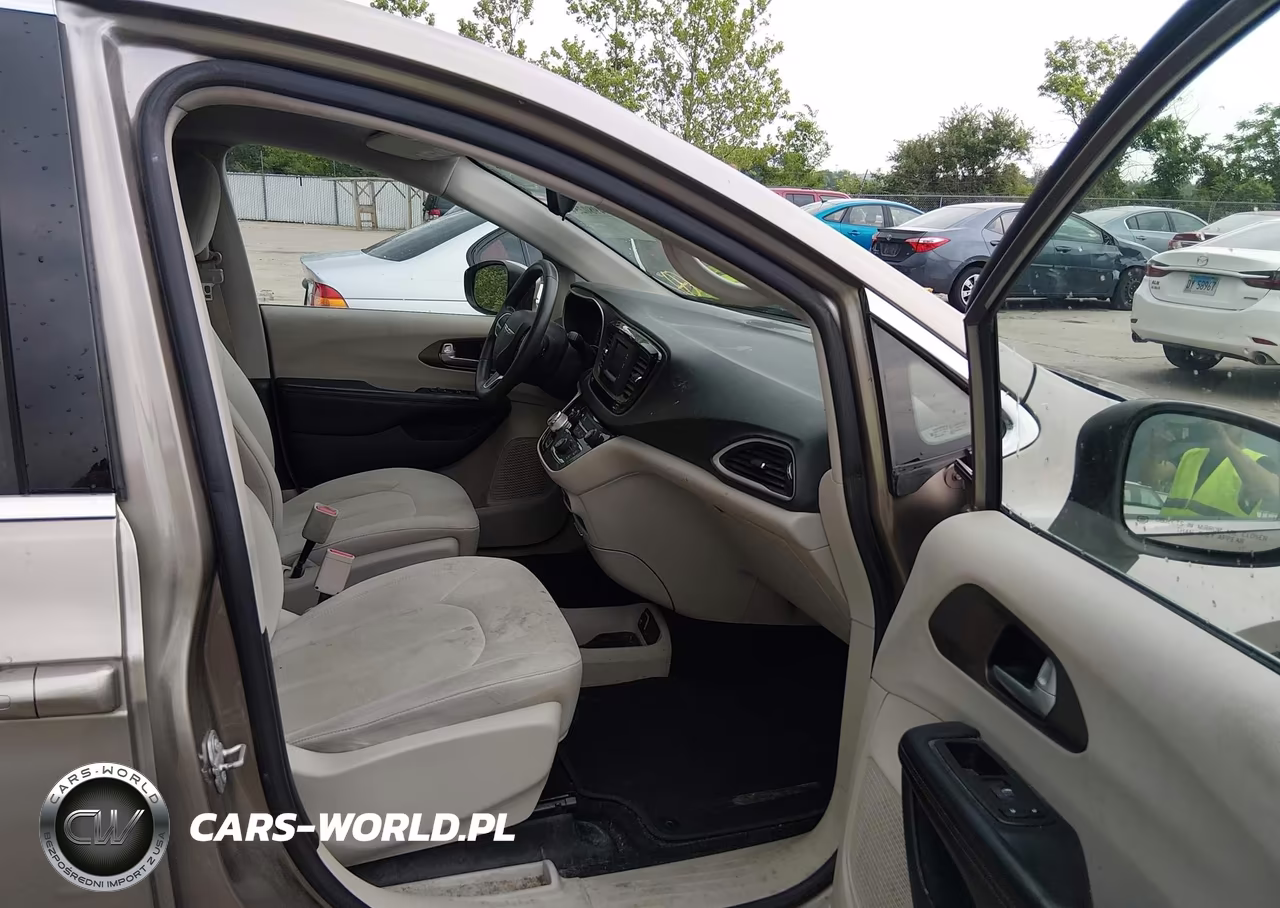 2017 Chrysler Pacifica Lx VIN:2C4RC1CG2HR655209 - 5
