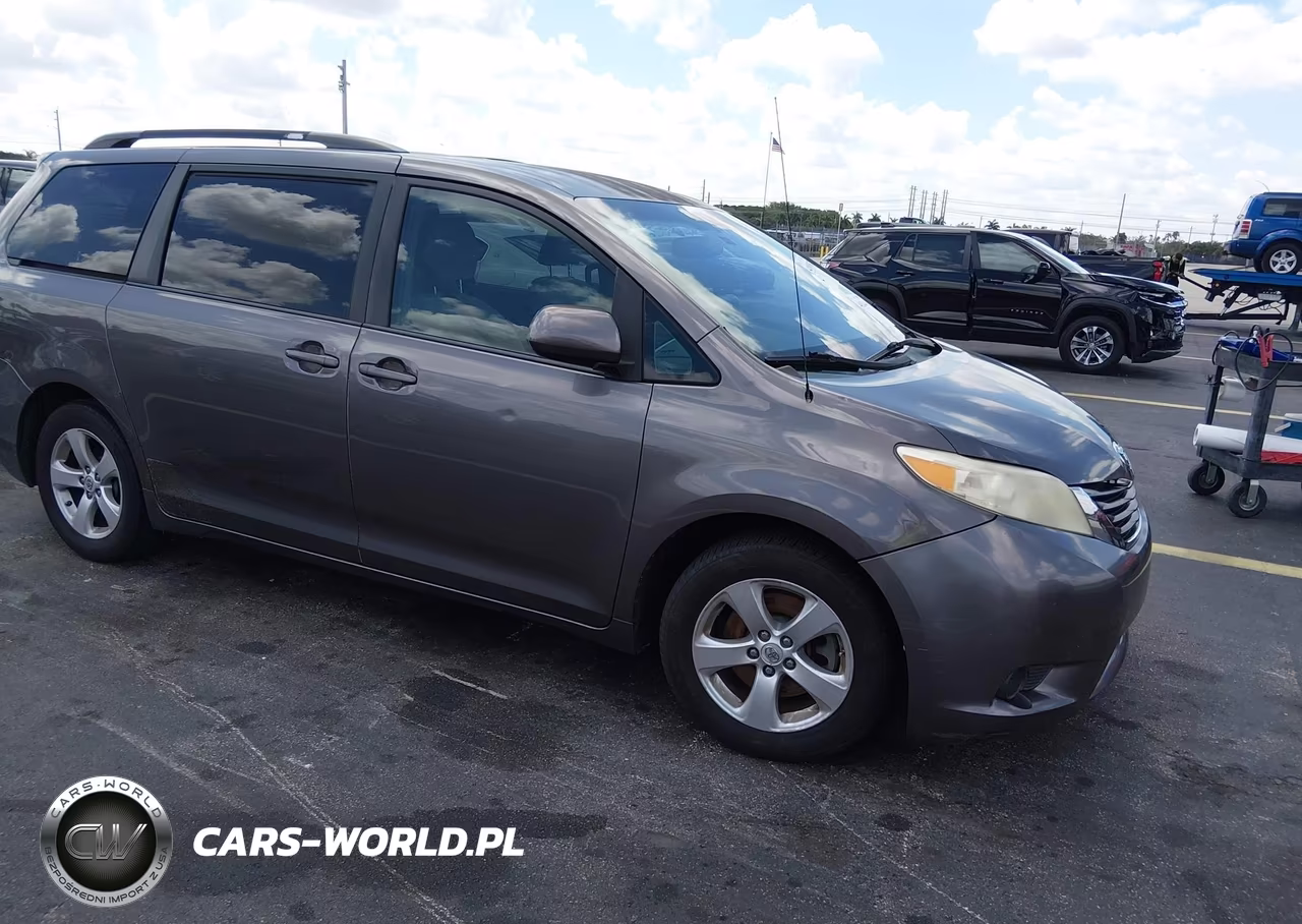 2013 Toyota Sienna Le V6 8 Passenger