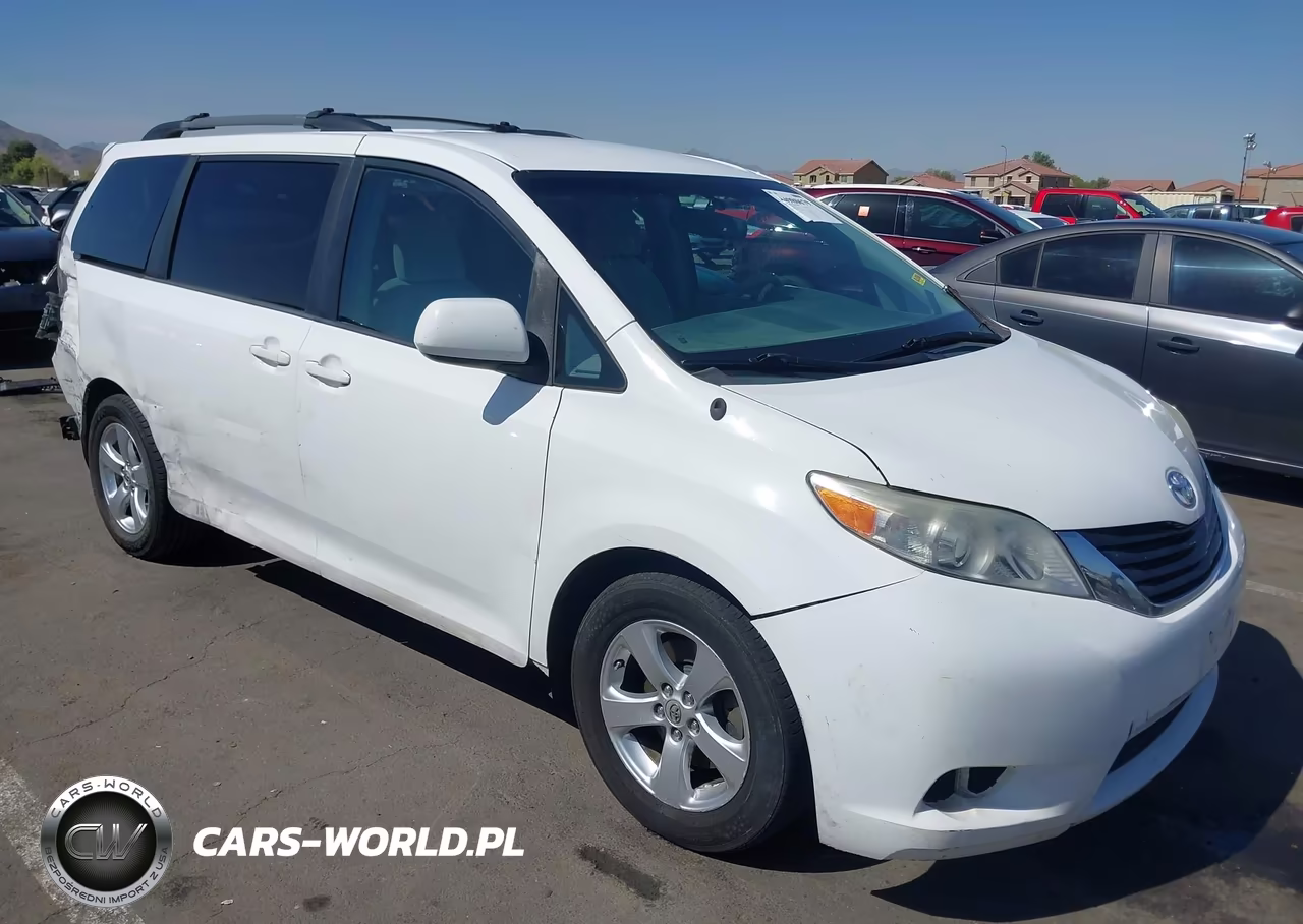 2013 Toyota Sienna Le V6 8 Passenger
