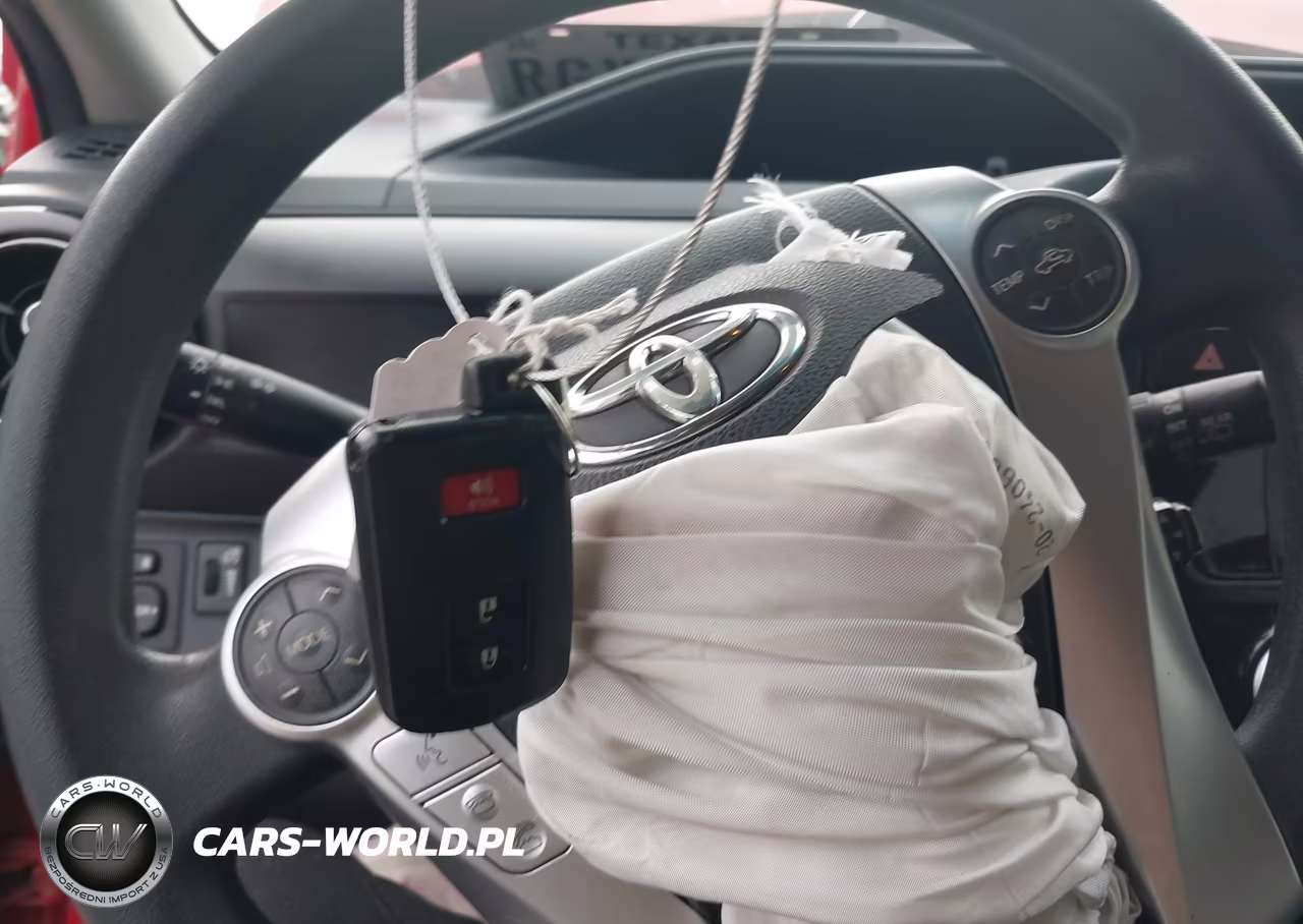 2015 Toyota Prius C Three VIN:JTDKDTB32F1581896 - 11