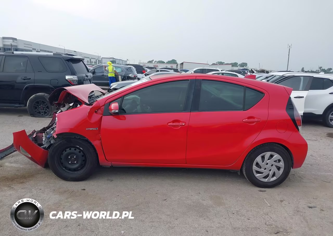 2015 Toyota Prius C Three VIN:JTDKDTB32F1581896 - 14