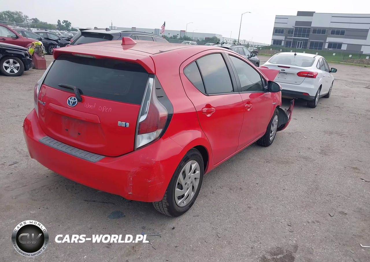 2015 Toyota Prius C Three VIN:JTDKDTB32F1581896 - 4