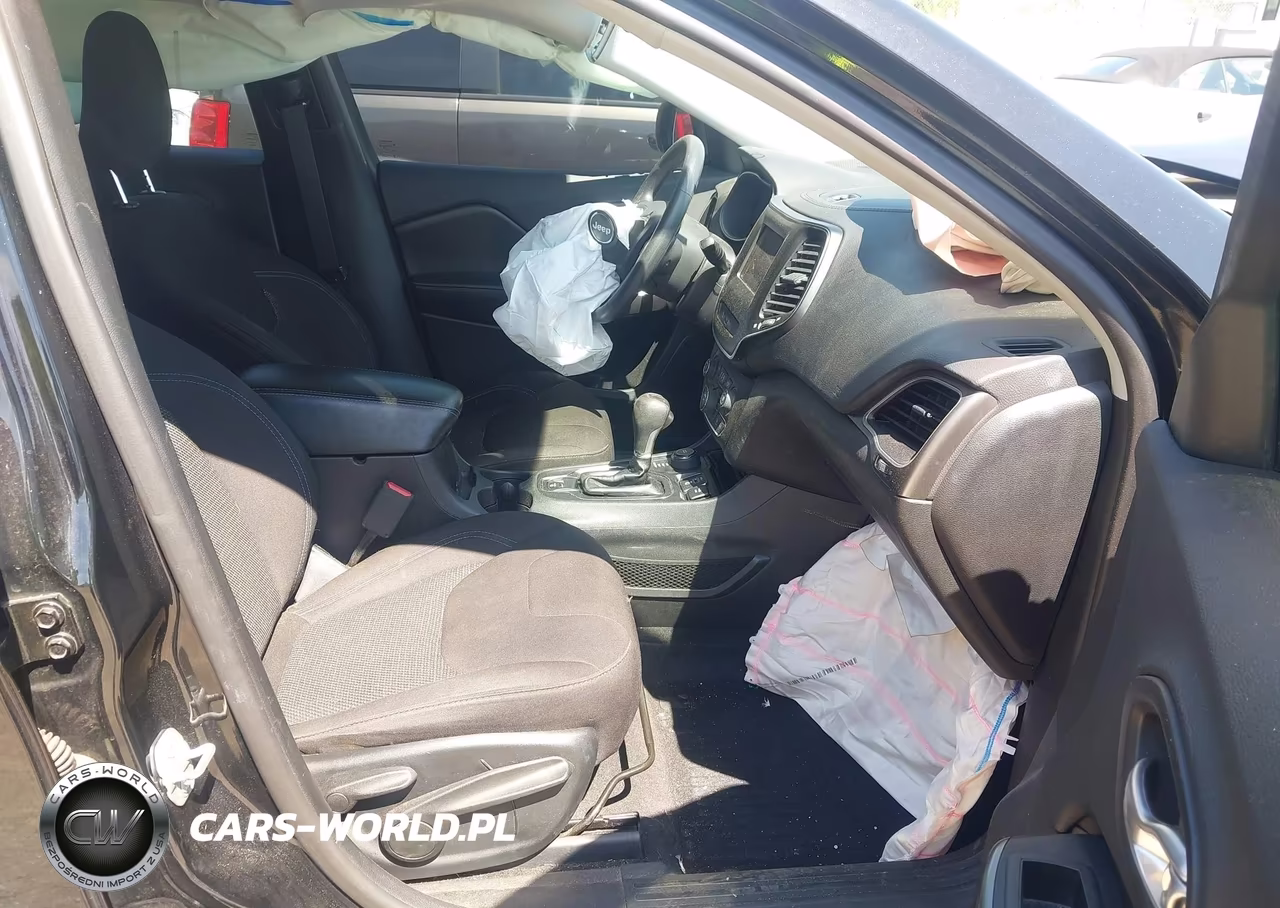 2019 Jeep Cherokee Latitude 4X4 VIN:1C4PJMCB6KD405582 - 5