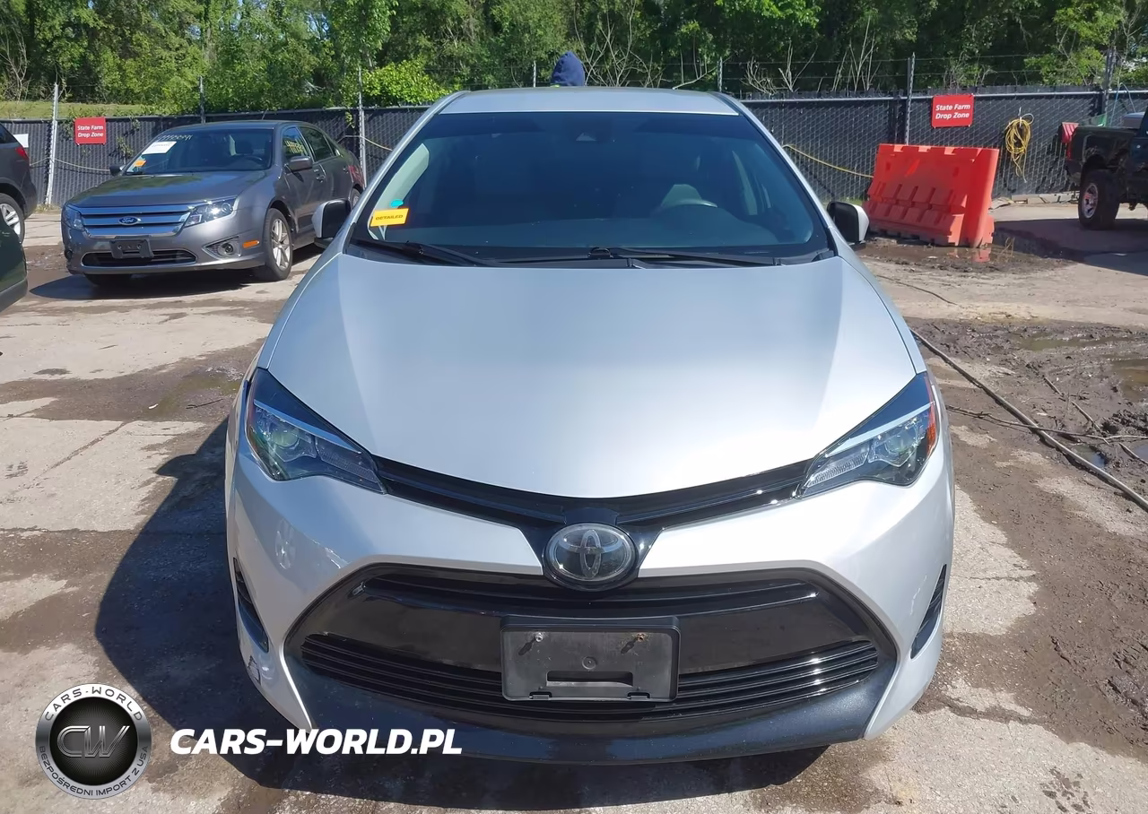 2018 Toyota Corolla Le VIN:5YFBURHE7JP761813 - 12