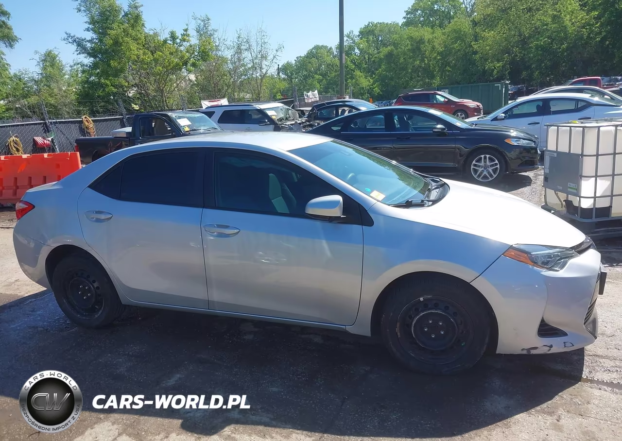 2018 Toyota Corolla Le VIN:5YFBURHE7JP761813 - 13