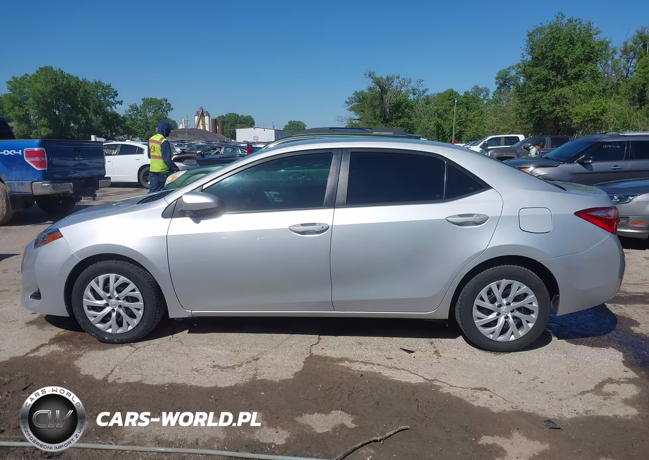 2018 Toyota Corolla Le VIN:5YFBURHE7JP761813 - 14