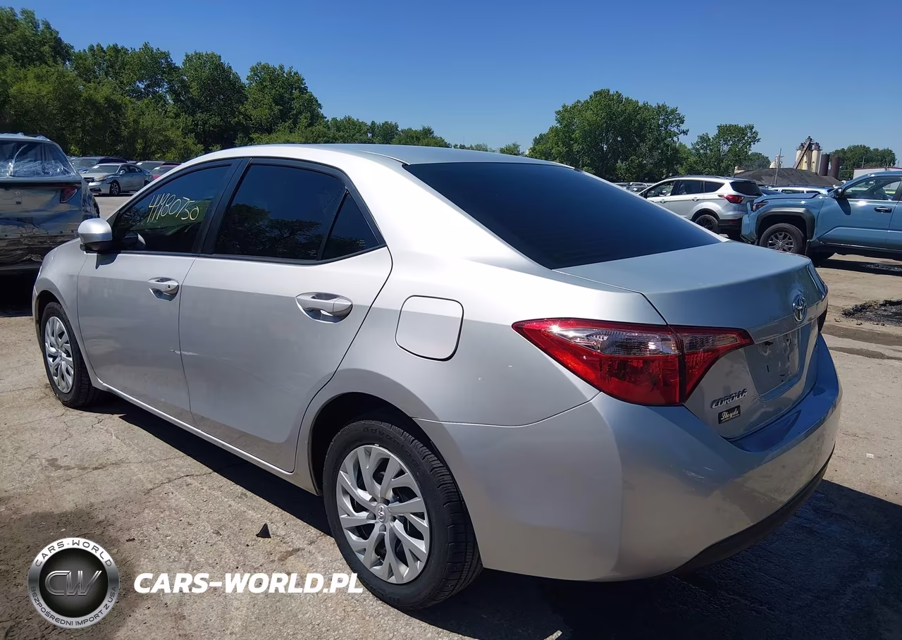 2018 Toyota Corolla Le VIN:5YFBURHE7JP761813 - 3