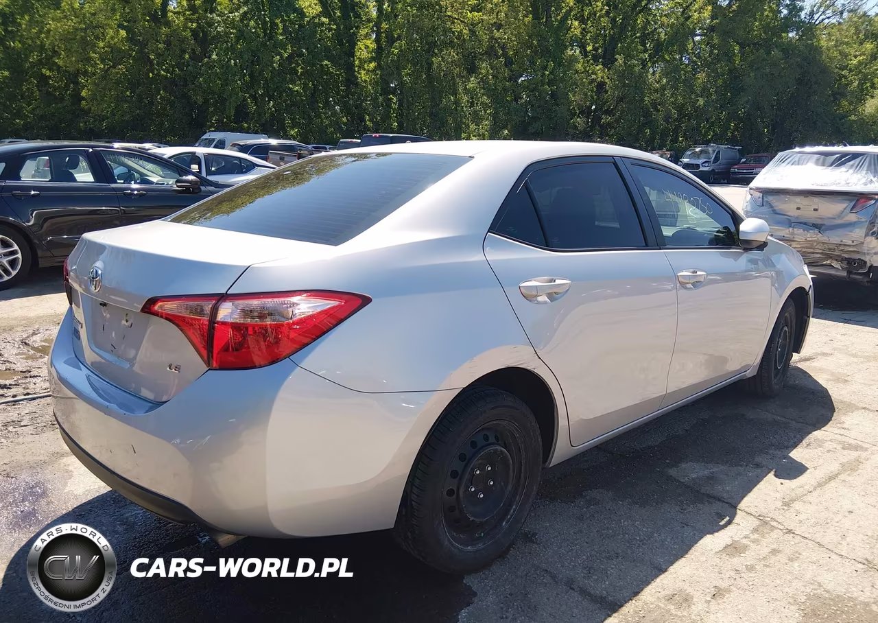 2018 Toyota Corolla Le VIN:5YFBURHE7JP761813 - 4