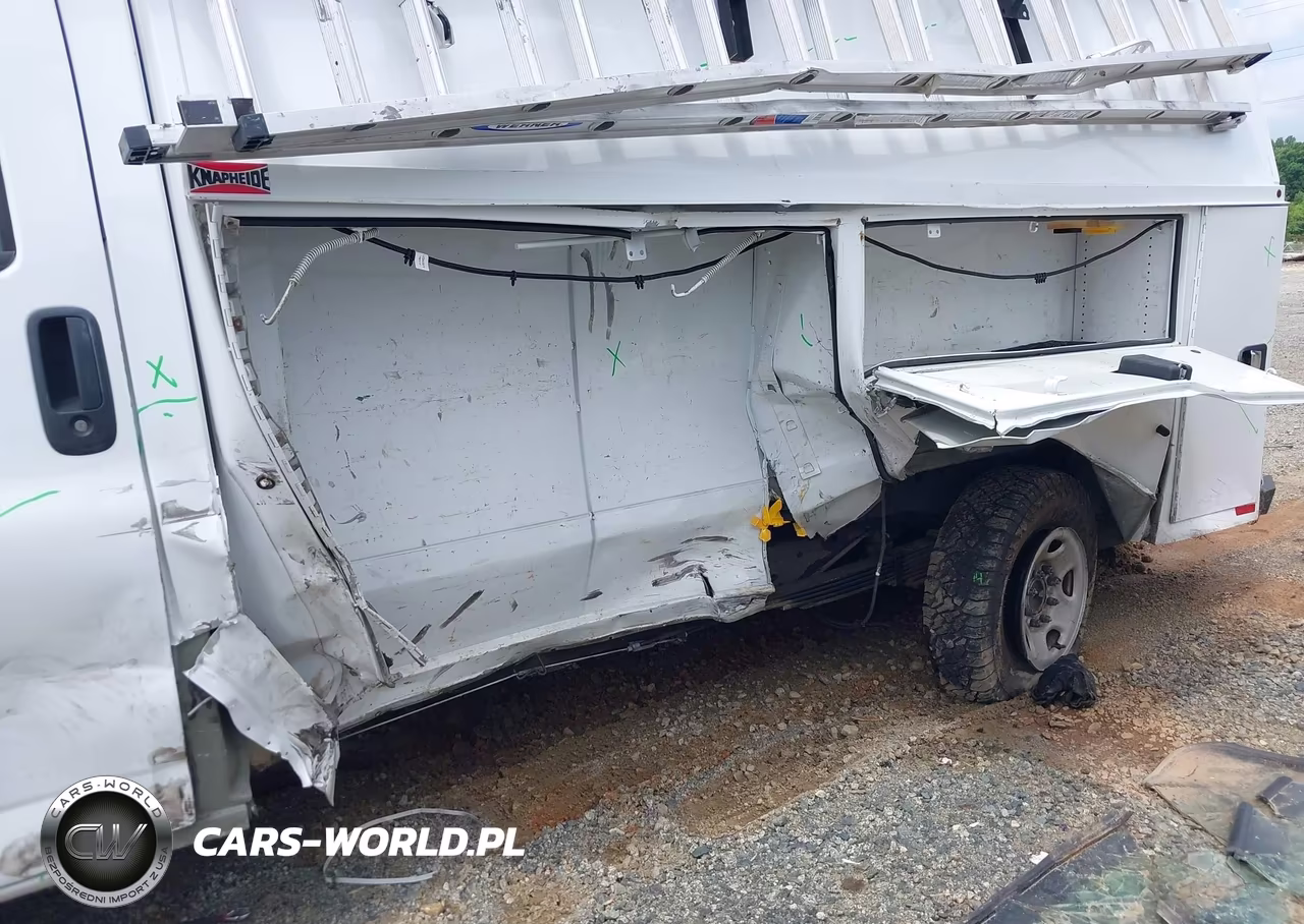 2015 Chevrolet Express Cutaway 3500 VIN:1GB0G2CG6F1137466 - 11