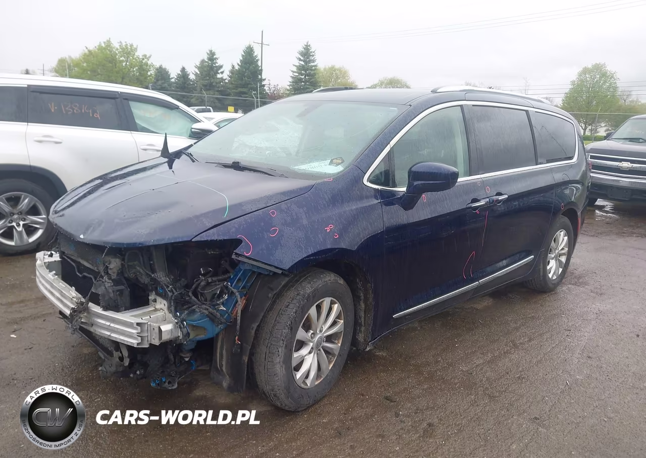 2018 Chrysler Pacifica Touring L VIN:2C4RC1BG6JR113702 - 2
