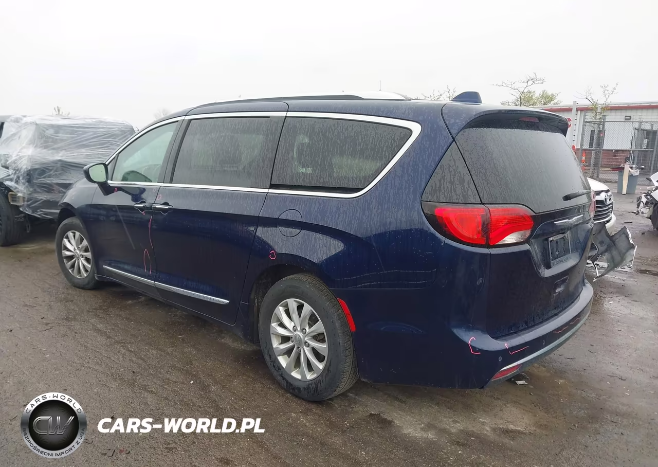 2018 Chrysler Pacifica Touring L VIN:2C4RC1BG6JR113702 - 3