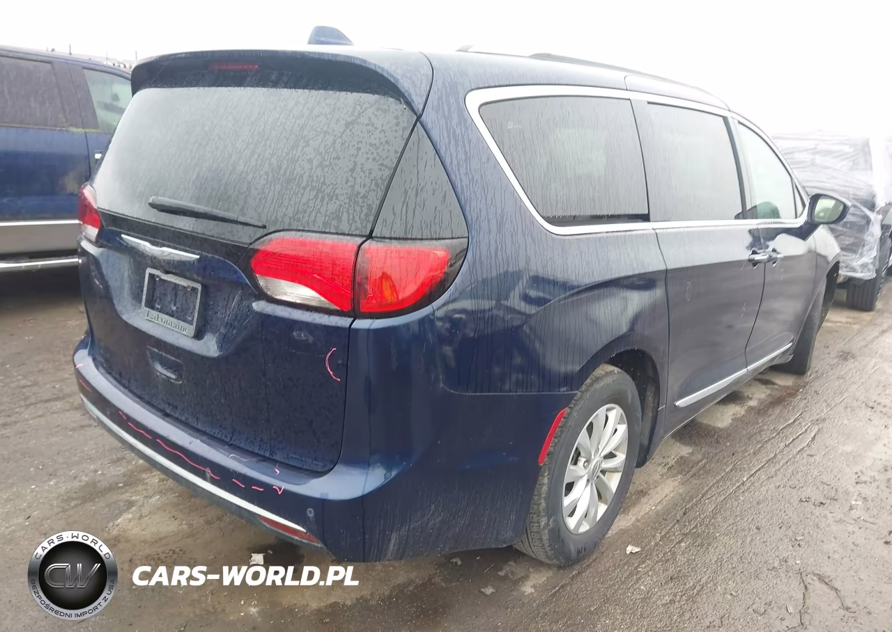 2018 Chrysler Pacifica Touring L VIN:2C4RC1BG6JR113702 - 4