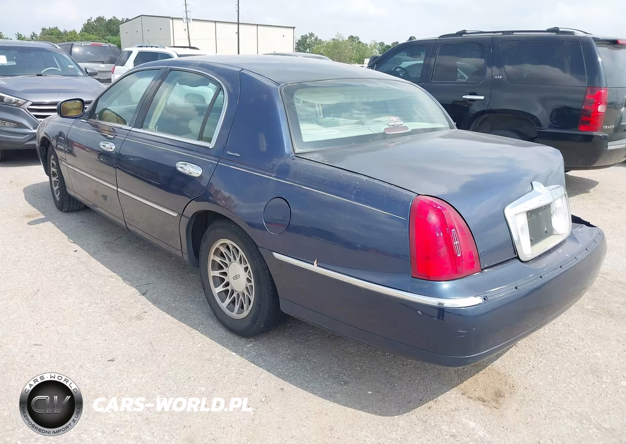 2002 Lincoln Town Car Signature VIN:1LNHM82W02Y662605 - 3