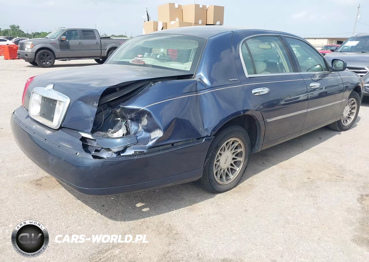 2002 Lincoln Town Car Signature VIN:1LNHM82W02Y662605 - 4