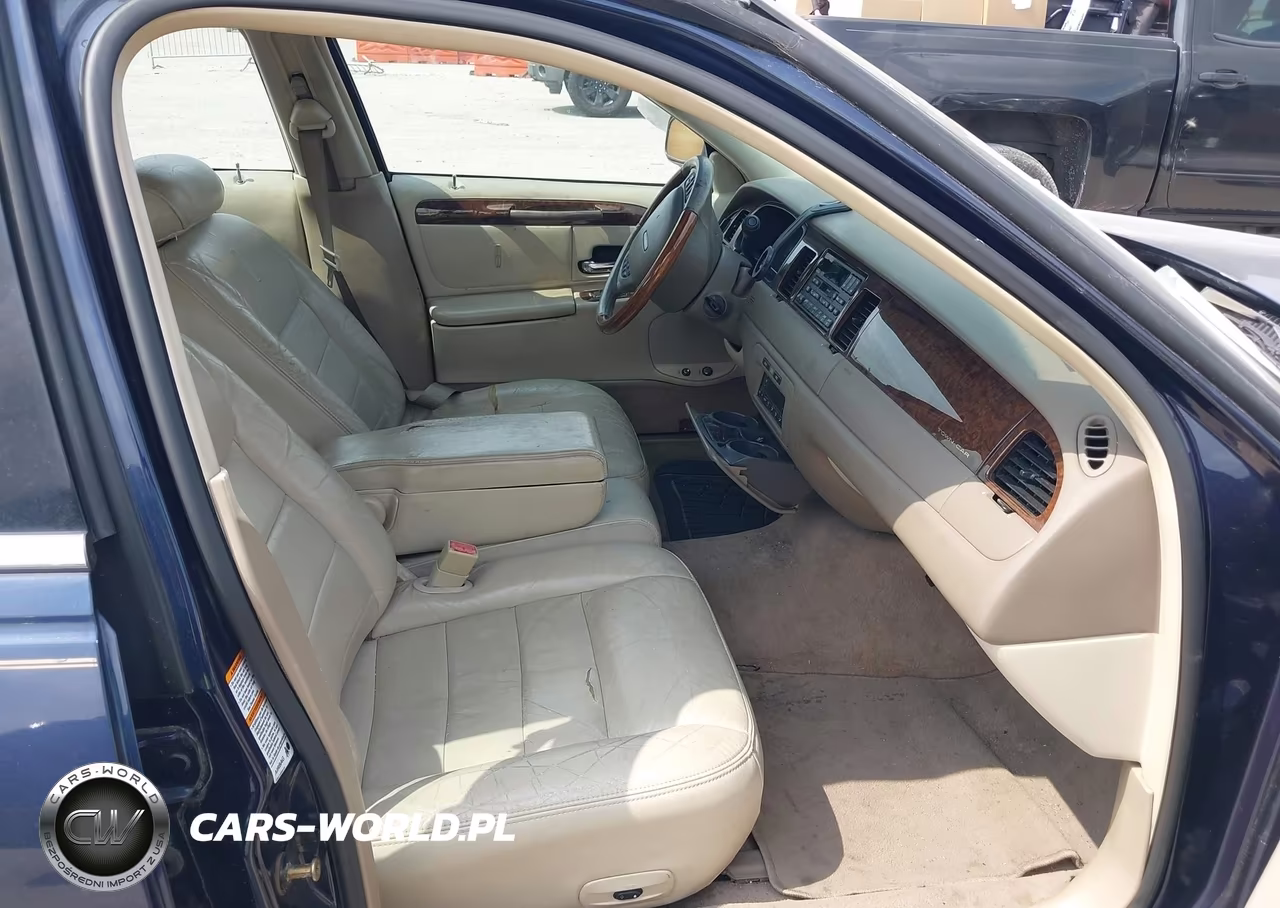 2002 Lincoln Town Car Signature VIN:1LNHM82W02Y662605 - 5