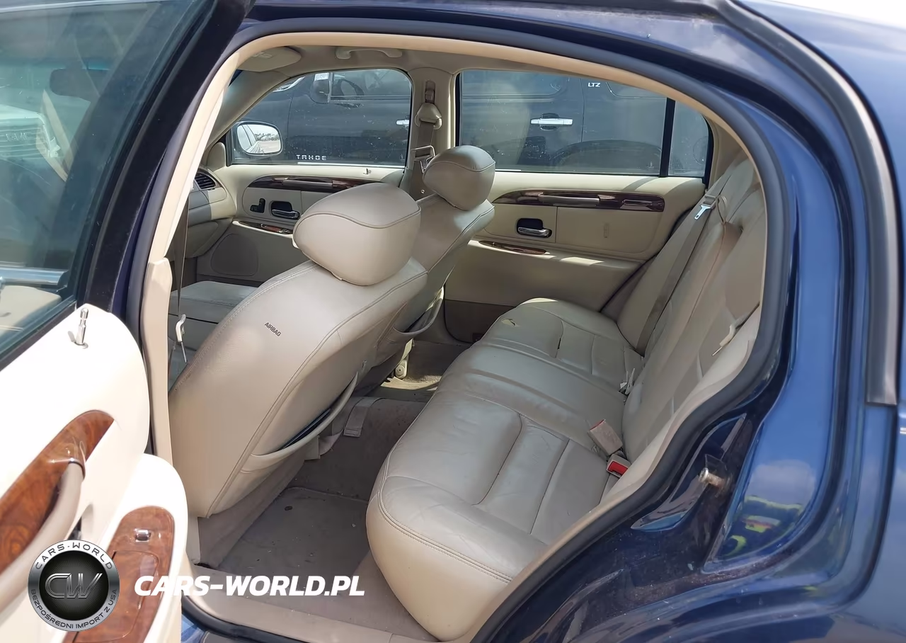 2002 Lincoln Town Car Signature VIN:1LNHM82W02Y662605 - 8