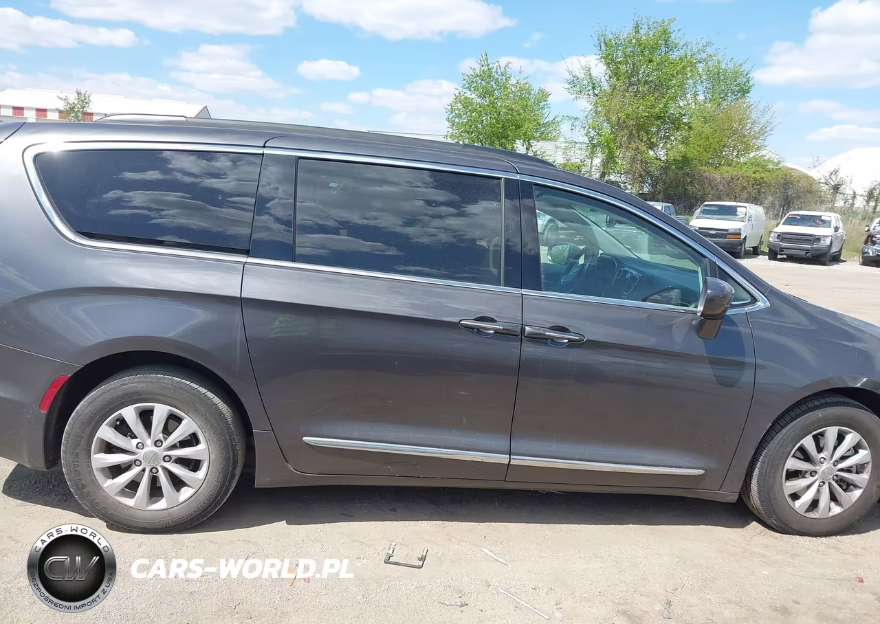 2017 Chrysler Pacifica Touring-L VIN:2C4RC1BG2HR560814 - 13