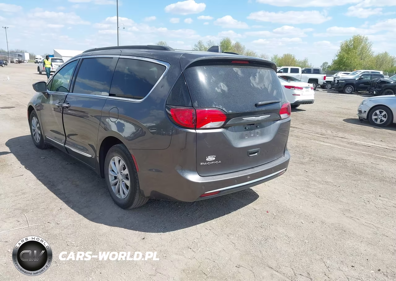 2017 Chrysler Pacifica Touring-L VIN:2C4RC1BG2HR560814 - 3