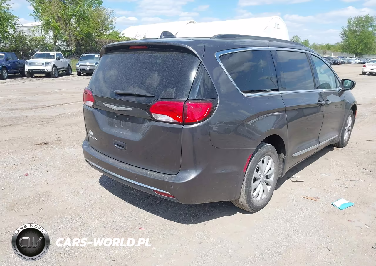 2017 Chrysler Pacifica Touring-L VIN:2C4RC1BG2HR560814 - 4