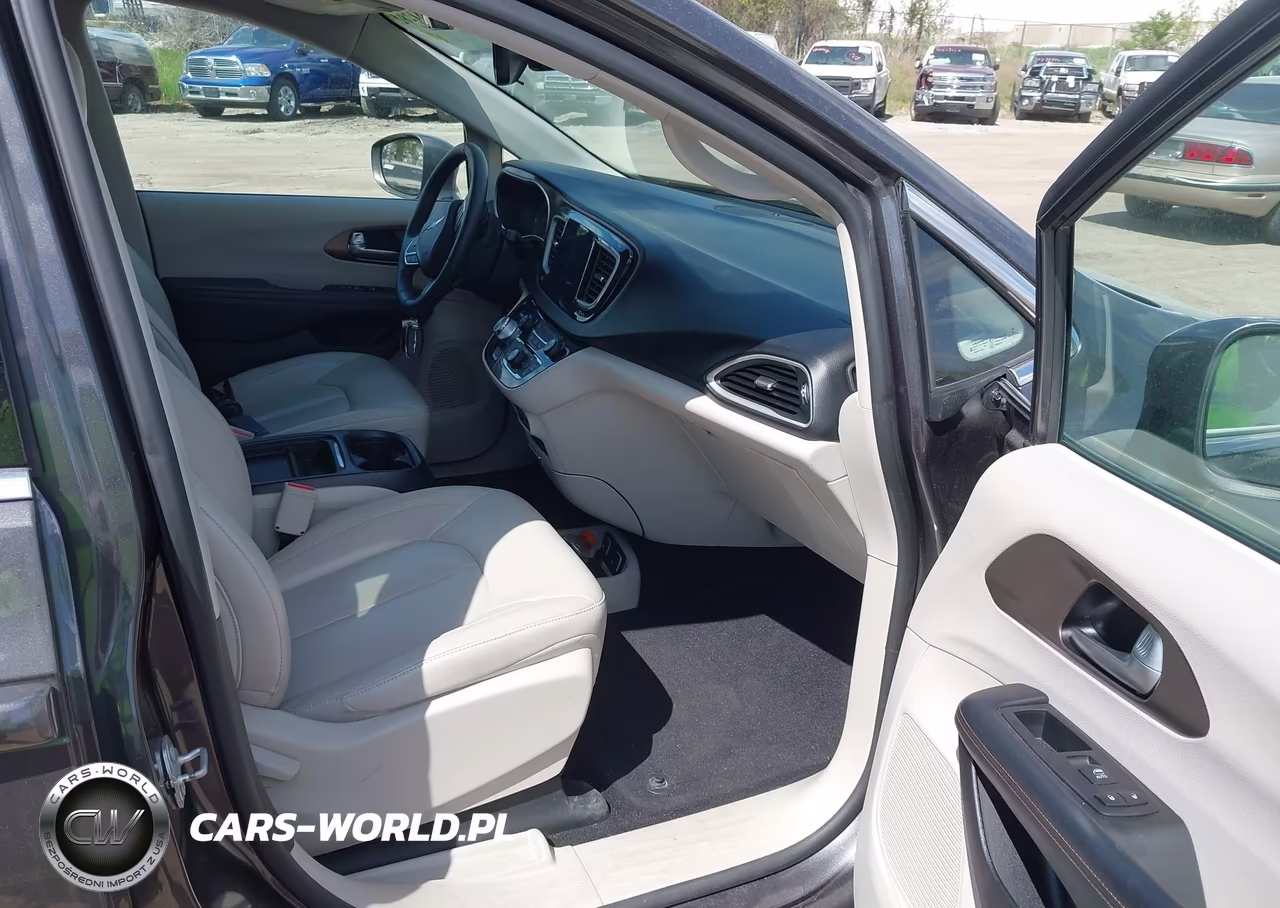 2017 Chrysler Pacifica Touring-L VIN:2C4RC1BG2HR560814 - 5