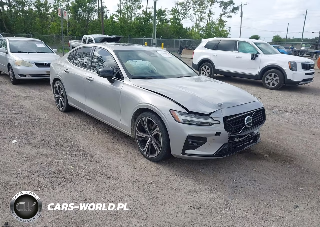 2023 Volvo S60 B5 Plus Dark Theme – zdjęcie 1 z 16