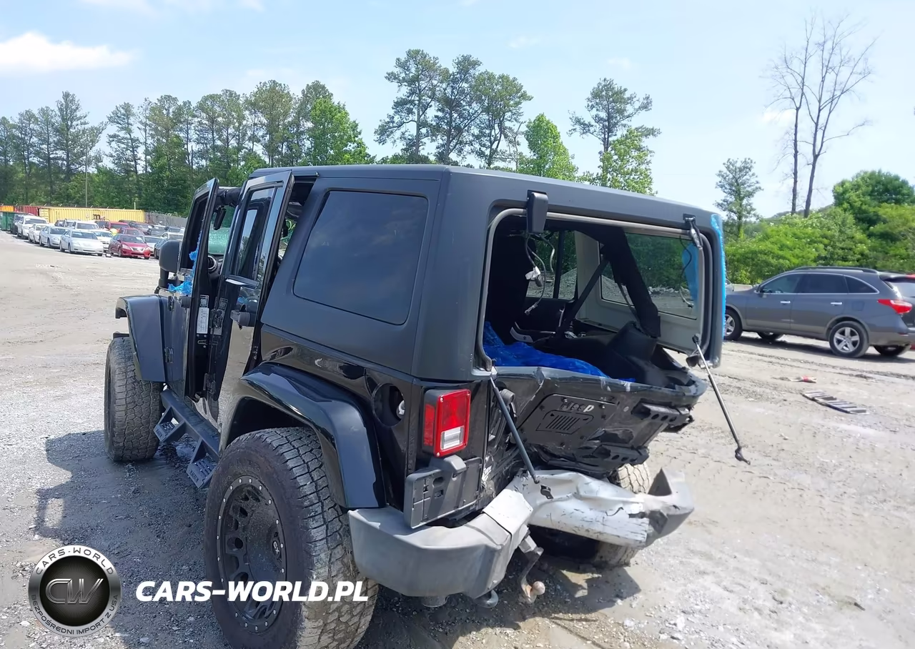 2015 Jeep Wrangler Unlimited Sahara VIN:1C4BJWEG1FL754627 - 3