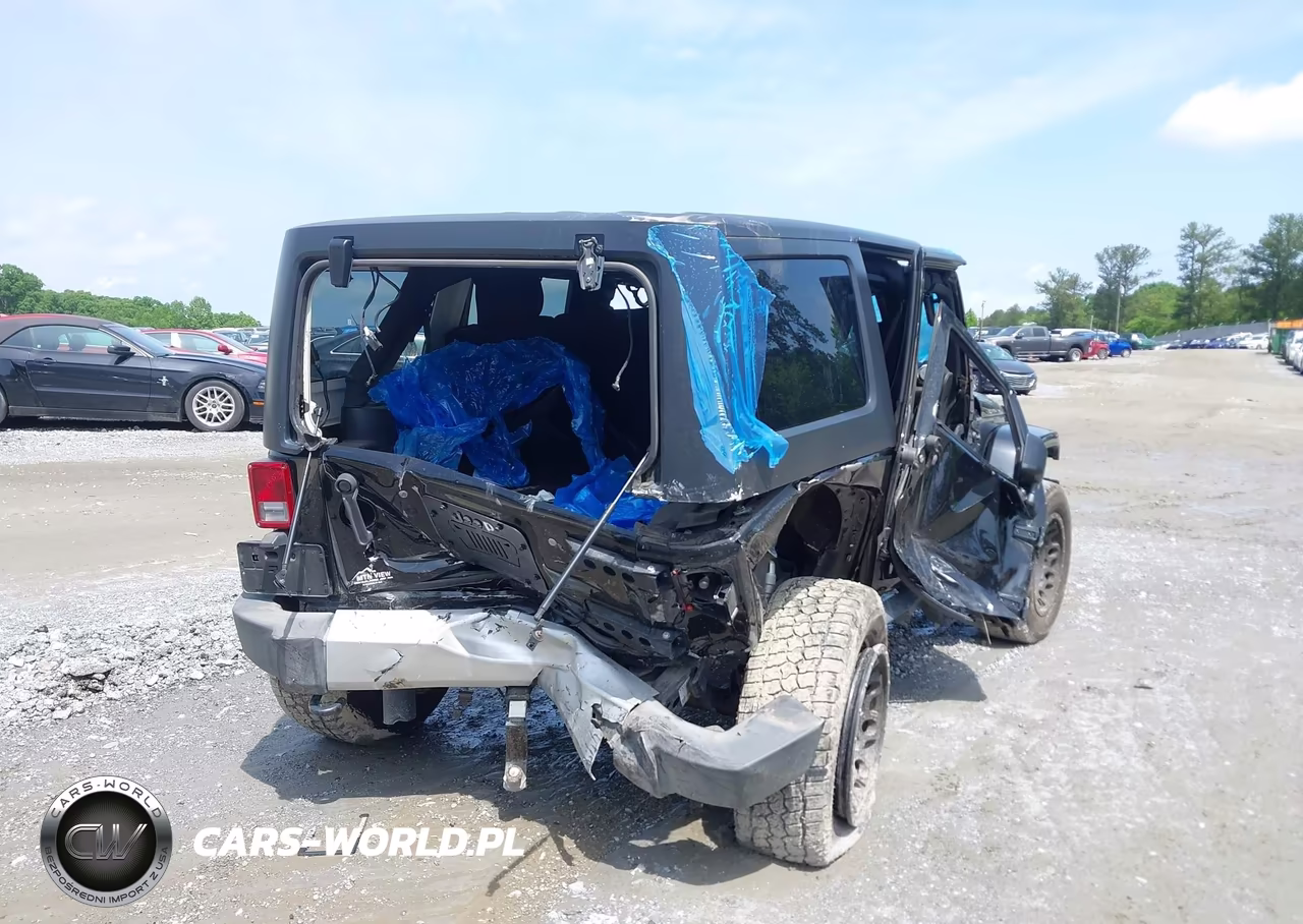 2015 Jeep Wrangler Unlimited Sahara VIN:1C4BJWEG1FL754627 - 4