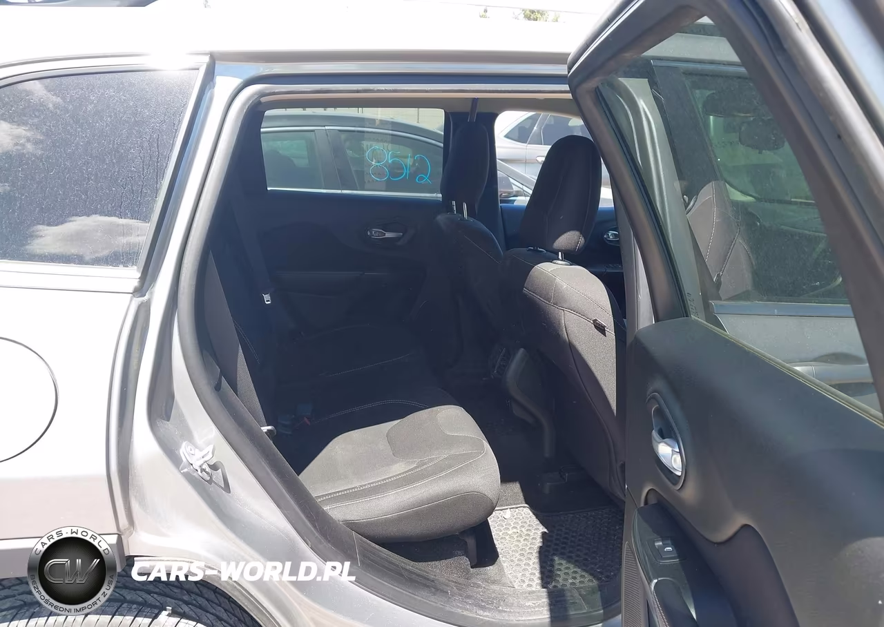 2015 Jeep Cherokee Latitude VIN:1C4PJMCS5FW605573 - 8