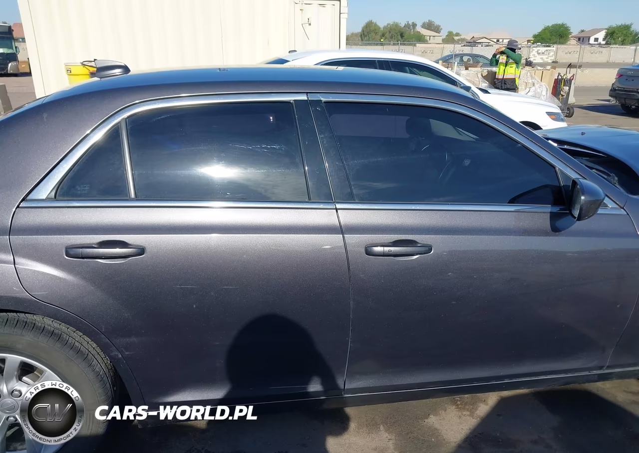 2015 Chrysler 300 Limited VIN:2C3CCAAGXFH801940 - 13
