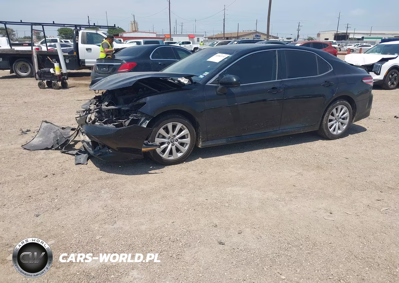 2019 Toyota Camry Le VIN:4T1B11HKXKU824757 - 2