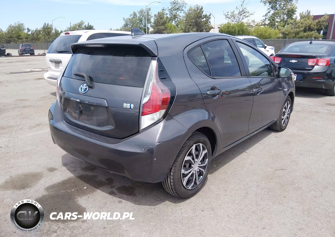 2015 Toyota Prius C Two VIN:JTDKDTB3XF1105721 - 4