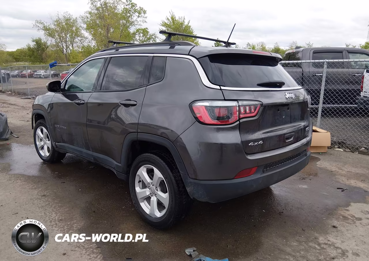 2019 Jeep Compass Latitude 4X4 VIN:3C4NJDBB2KT734668 - 3