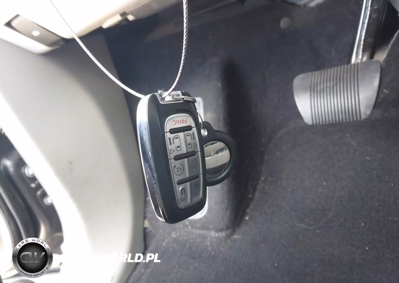2019 Chrysler Pacifica Hybrid Limited VIN:2C4RC1N73KR630176 - 11