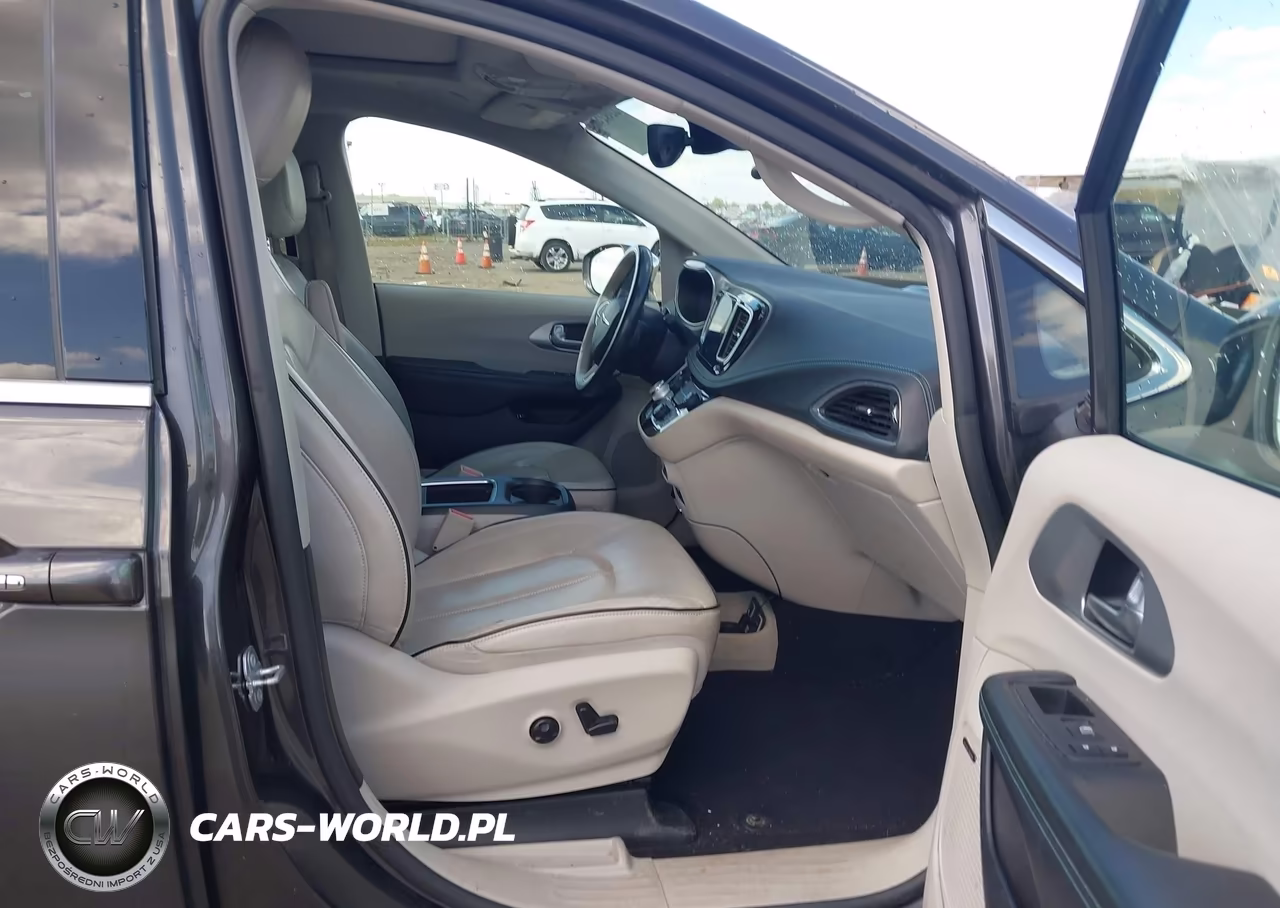 2019 Chrysler Pacifica Hybrid Limited VIN:2C4RC1N73KR630176 - 5