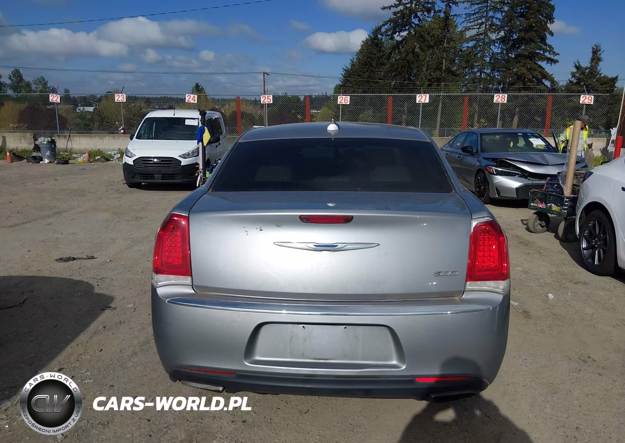 2018 Chrysler 300 Limited VIN:2C3CCAEG0JH167850 - 16