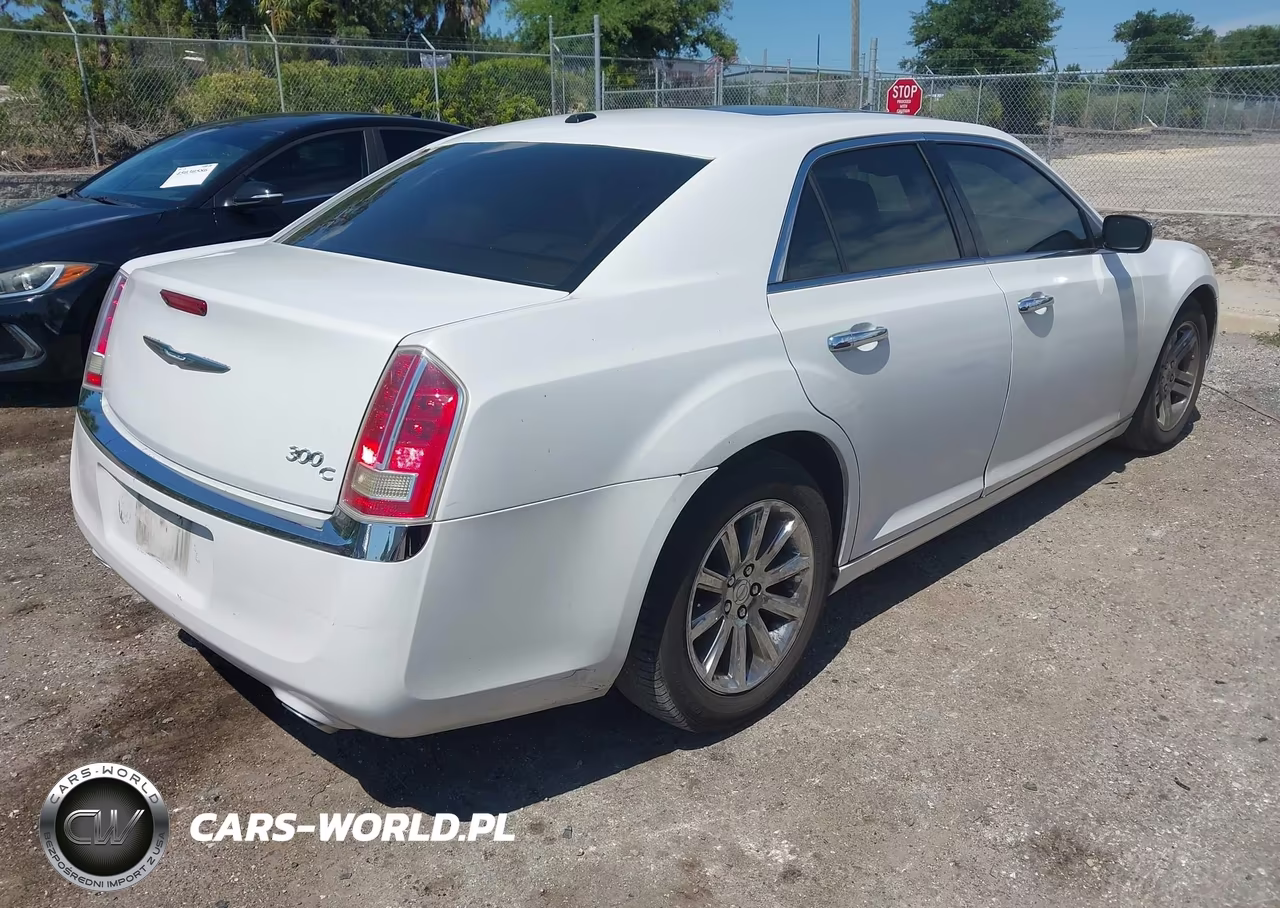 2014 Chrysler 300C VIN:2C3CCAET3EH382982 - 4