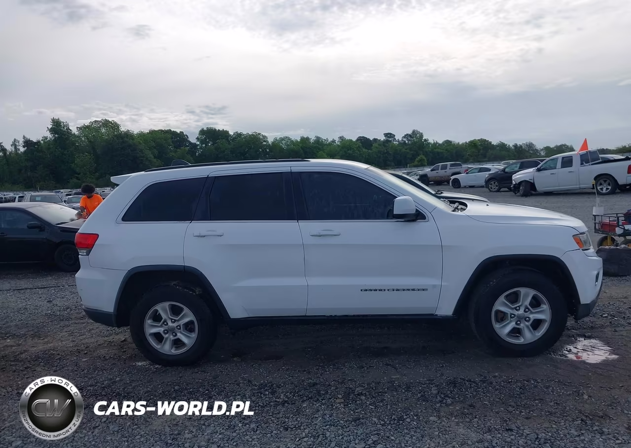 2015 Jeep Grand Cherokee Laredo VIN:1C4RJEAG8FC895211 - 13