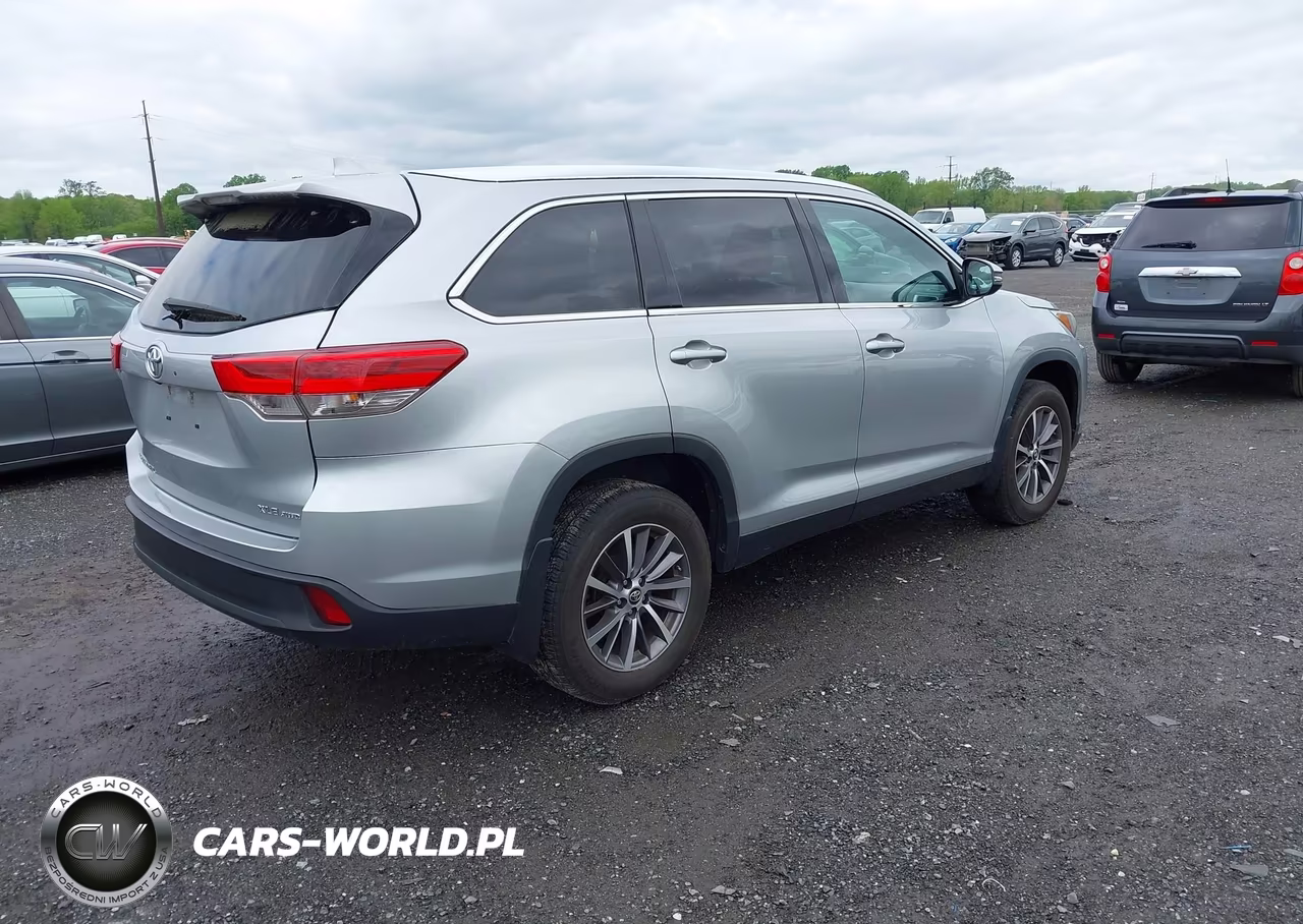 2019 Toyota Highlander Xle VIN:5TDJZRFHXKS585651 - 4