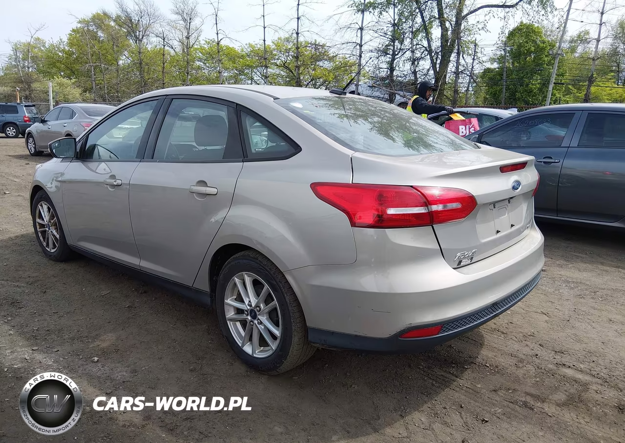 2015 Ford Focus Se VIN:1FADP3F26FL317088 - 3