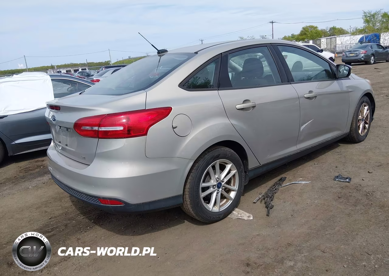 2015 Ford Focus Se VIN:1FADP3F26FL317088 - 4