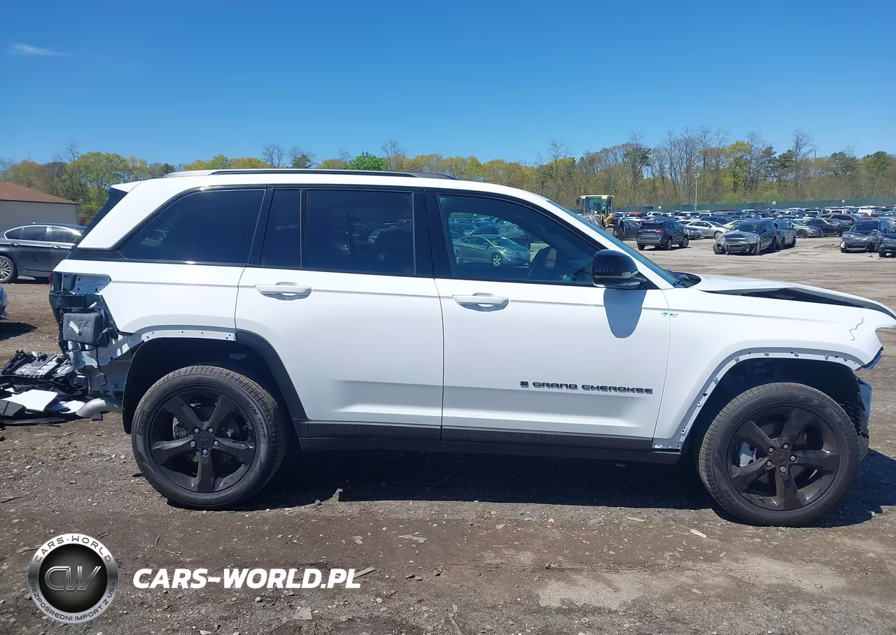 2025 Jeep Grand Cherokee Limited 4X4 VIN:1C4RJHBG4S8781722 - 13