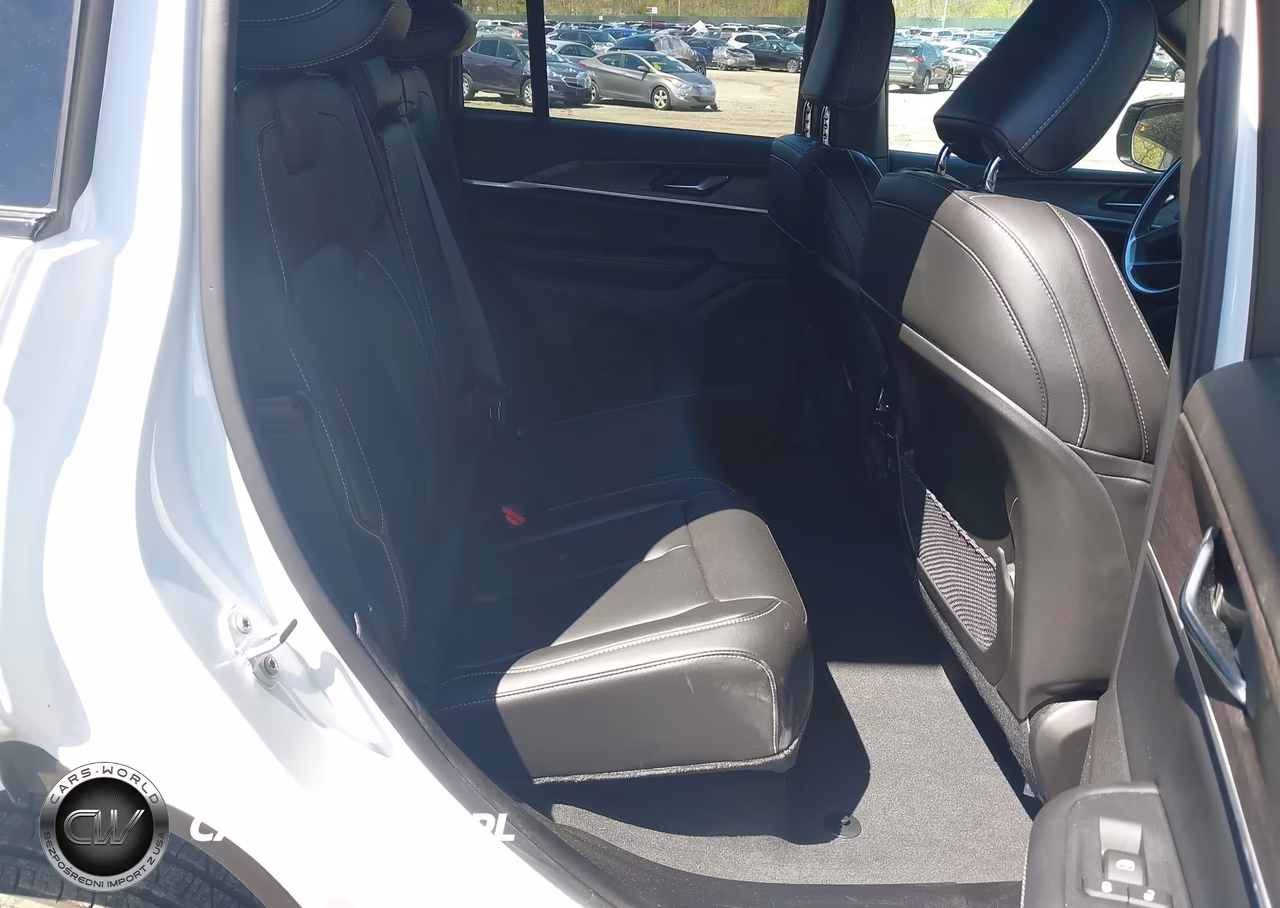 2025 Jeep Grand Cherokee Limited 4X4 VIN:1C4RJHBG4S8781722 - 8