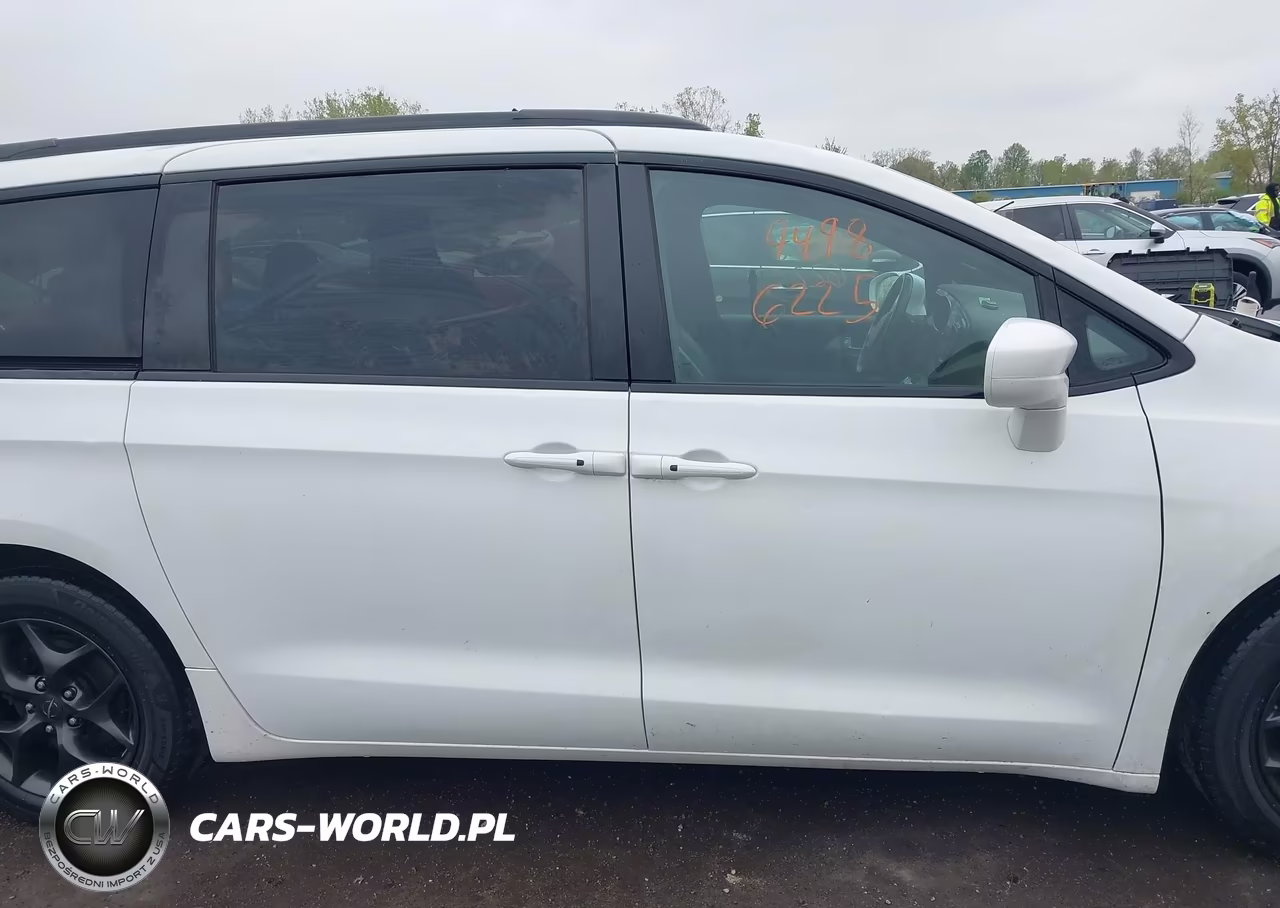 2018 Chrysler Pacifica Touring L Plus VIN:2C4RC1EG7JR351635 - 13