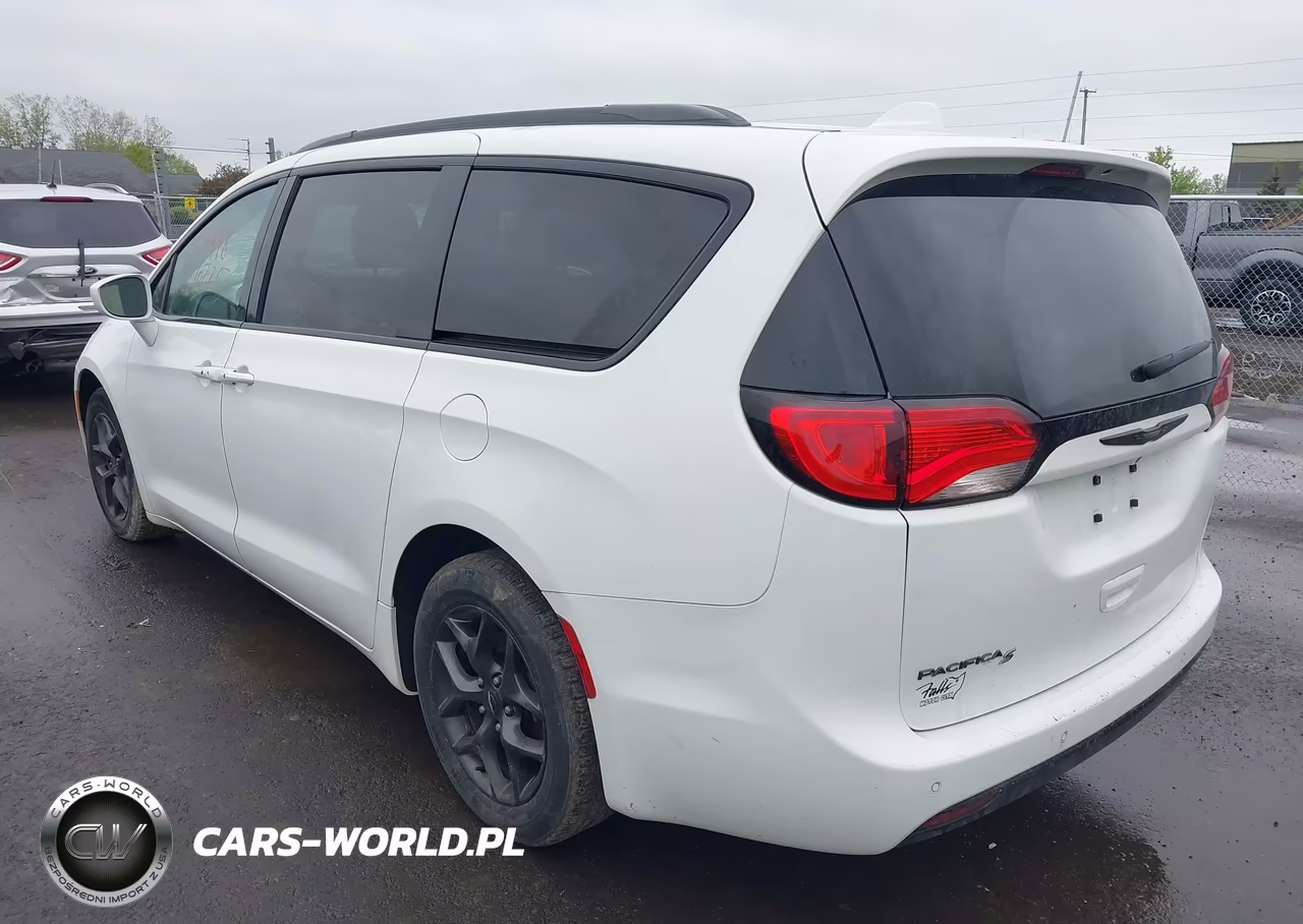 2018 Chrysler Pacifica Touring L Plus VIN:2C4RC1EG7JR351635 - 3