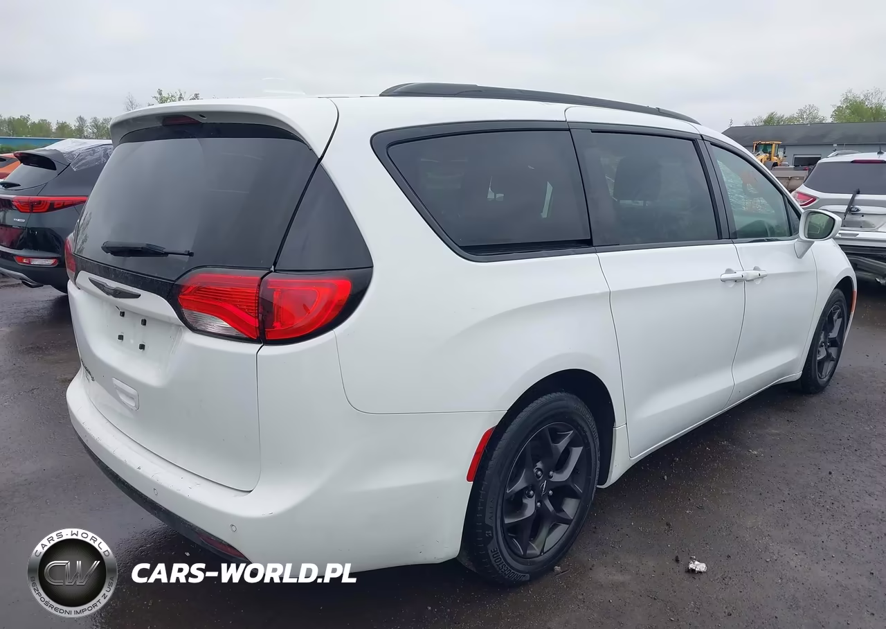 2018 Chrysler Pacifica Touring L Plus VIN:2C4RC1EG7JR351635 - 4