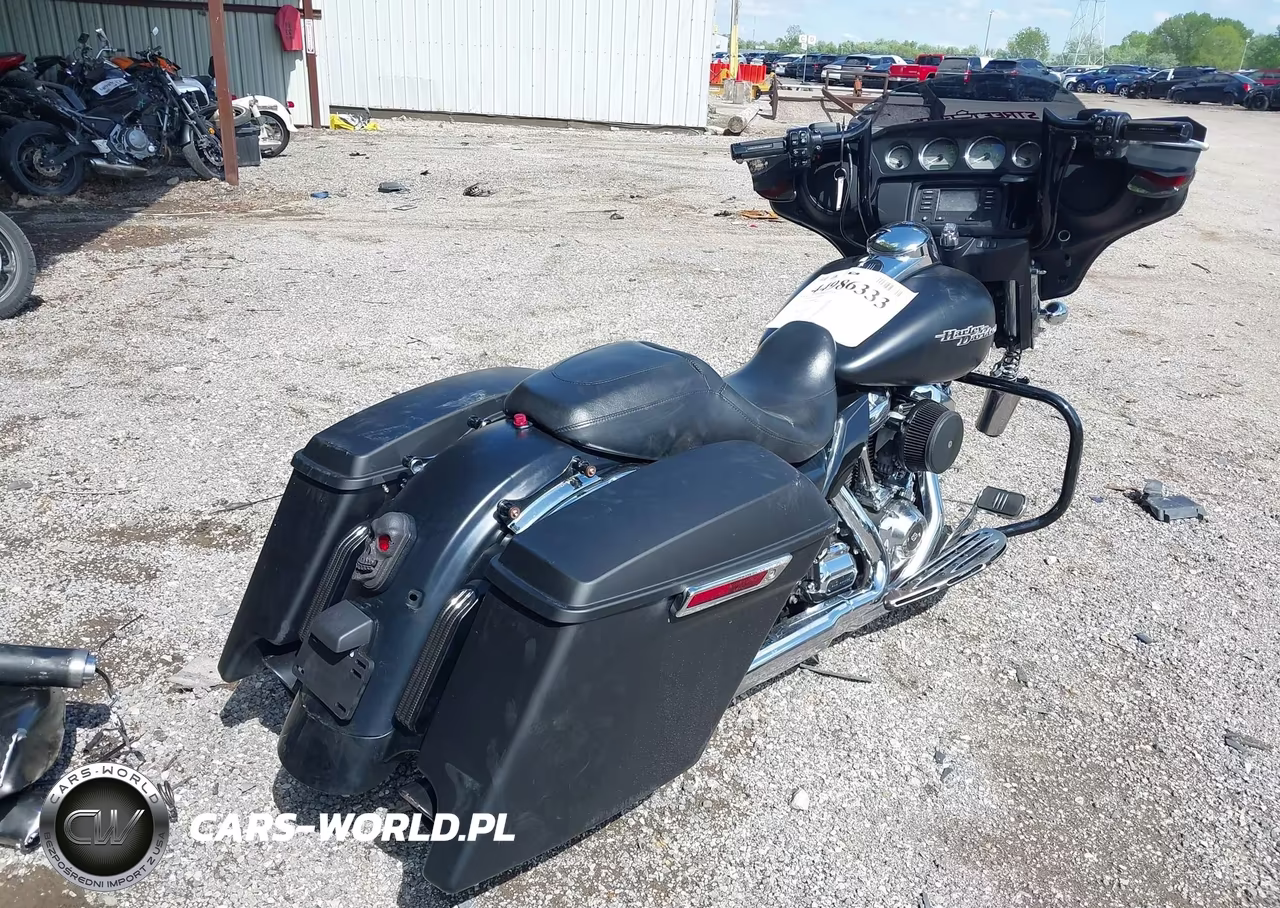 2017 Harley-Davidson Flhx Street Glide VIN:1HD1KBC1XHB694662 - 4